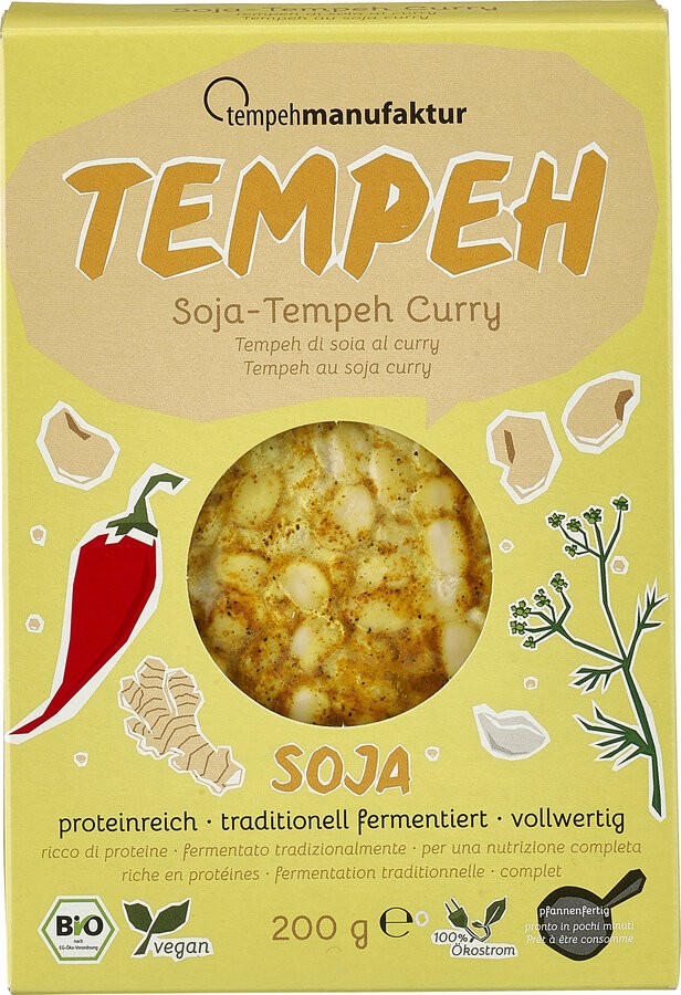 Hol dir den Geschmack Asiens nach Hause mit dem Tempehmanufaktur Tempeh Curry. Dieser Bio-Tempeh ist ein echter Küchenallrounder. Ob würfeln, schneiden, reiben oder häckseln – angebraten in etwas Öl entfaltet er sein volles Aroma. Perfekt als Topping, in Saucen oder als kreativer Brotbelag. Erlebe die Vielseitigkeit und den einzigartigen Geschmack dieses veganen Highlights in deinen Gerichten.