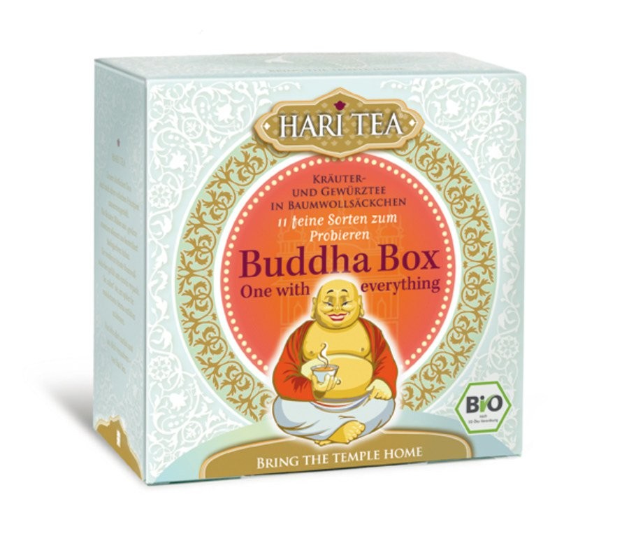 Entdecke die Welt der Aromen mit der Hari Tea Buddha Box, die 11 einzigartige Teekreationen in einer edlen Box vereint. Jeder Beutel, sorgfältig aus reiner Baumwolle gefertigt, verspricht ein unvergleichliches Geschmackserlebnis. Ob für einen Moment der Ruhe oder als belebender Start in den Tag – diese Premium-Teekollektion bietet für jede Stimmung den perfekten Begleiter. Tauche ein in die Vielfalt hochwertiger Teesorten und finde deinen Favoriten.