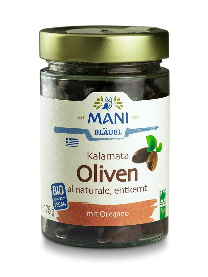 Genieße den unvergleichlichen Geschmack der MANI Kalamata Oliven, entkernt und in ihrer natürlichen Pracht. Diese Bio-Oliven, stolz zertifiziert durch Naturland Öko + Fair, wachsen unter der warmen griechischen Sonne und werden sorgfältig von Hand geerntet. In feinstem Olivenöl und Oregano mariniert, entfalten sie einen mildfruchtigen Geschmack, der jede Mahlzeit bereichert. Ideal für Liebhaber der mediterranen Küche, bieten diese Oliven eine exquisite Ergänzung zu einer Vielzahl von Gerichten oder als edle Snack-Option. Lade die Sonne Griechenlands zu dir nach Hause ein mit diesen köstlichen, in Rohkost-Qualität verarbeiteten Kalamata Oliven.