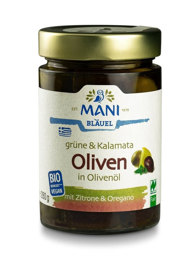 Tauch ein in die Welt mediterraner Genüsse mit den MANI® Grünen & Kalamata Oliven, liebevoll eingelegt in erstklassigem Bio Olivenöl. Diese exquisite Mischung, verfeinert mit aromatischen Kräutern und einem Spritzer Zitrone, verspricht ein unvergleichliches Geschmackserlebnis. Perfekt als raffinierte Bereicherung deiner Antipasti-Platte oder als geschmackvolles Highlight in Salaten. Erlebe, wie diese Olivenkreation deinen Gaumen verwöhnt und jedem Gericht eine besondere Note verleiht.