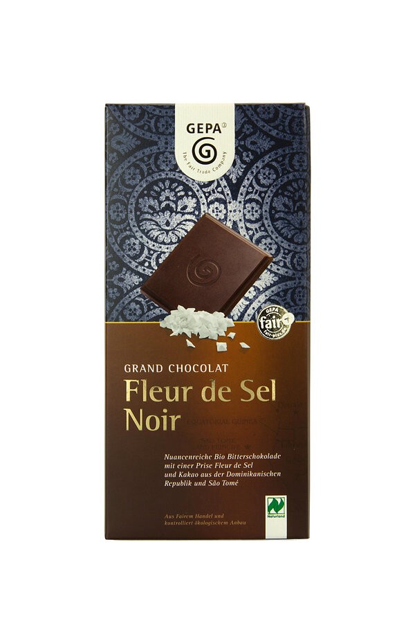 Verwöhne deinen Gaumen mit der Gepa Fleur de Sel Noir Schokolade, einer meisterhaften Verschmelzung von mindestens 70% feinstem Kakao und einer Prise exquisitem, handgeschöpftem Fleur de Sel. Diese dunkle Schokolade ist ein Fest für die Sinne und unterstützt die Kakaoproduzenten beim Aufbau eigener Produktionsanlagen. Ein Genuss, der sowohl geschmacklich als auch ethisch überzeugt, perfekt für alle, die sich etwas Besonderes gönnen möchten.