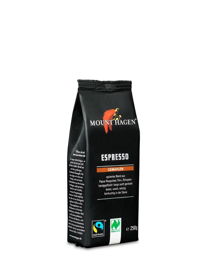 Ein Schluck von Mount Hagen Fairtrade Espresso entführt dich auf eine Geschmacksreise zu den exotischen Anbaugebieten in Papua-Neuguinea, Peru und Äthiopien. Dieser Espresso, aus handgepflückten Bohnen sanft geröstet, besticht durch seine weiche, würzige Note und eine angenehm feinfruchtige Säure. Ideal für Espressomaschinen, bereichert er jeden Morgen mit einem Hauch von Luxus.
