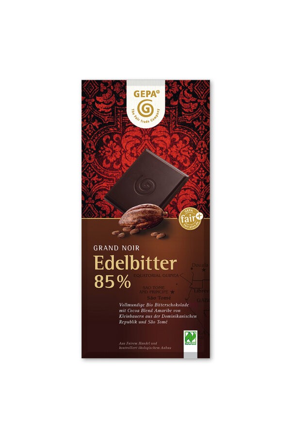 Hülle dich in den luxuriösen Geschmack der GEPA Edelbitter Schokolade mit 85% Kakao. Diese feine Schokolade, kreiert aus dem Fair Cocoa Blend AMARIBE, bietet ein unvergleichliches Aroma und eine zarte Schmelzqualität. Mit jedem 100g Stück unterstützt du faire Handelsbedingungen und genießt die Früchte direkter Importe hochwertiger Zutaten. Perfekt für Genießer dunkler Schokolade, die auf der Suche nach einem intensiven, aber ethisch verantwortungsvollen Geschmackserlebnis sind.