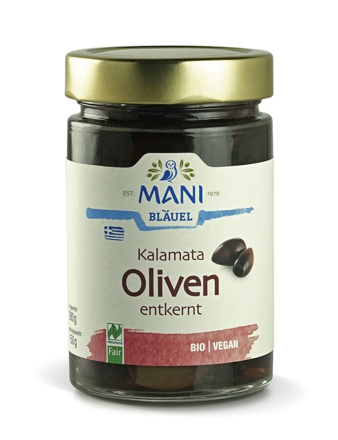 Verzaubere deine Geschmacksknospen mit den MANI® Kalamata Oliven, die sorgfältig entkernt und in einer aromatischen Meersalzlake eingelegt sind. Diese Bio-Oliven sind eine Bereicherung für jede Mahlzeit, sei es als raffinierte Vorspeise, als knackiger Salatbestandteil oder als geschmacksintensive Zutat in warmen Speisen. Ihr unvergleichlich mildes und fruchtiges Aroma macht sie zu einer unverzichtbaren Delikatesse für alle, die auf der Suche nach authentischem Geschmack mit ökologischem und sozialem Bewusstsein sind.