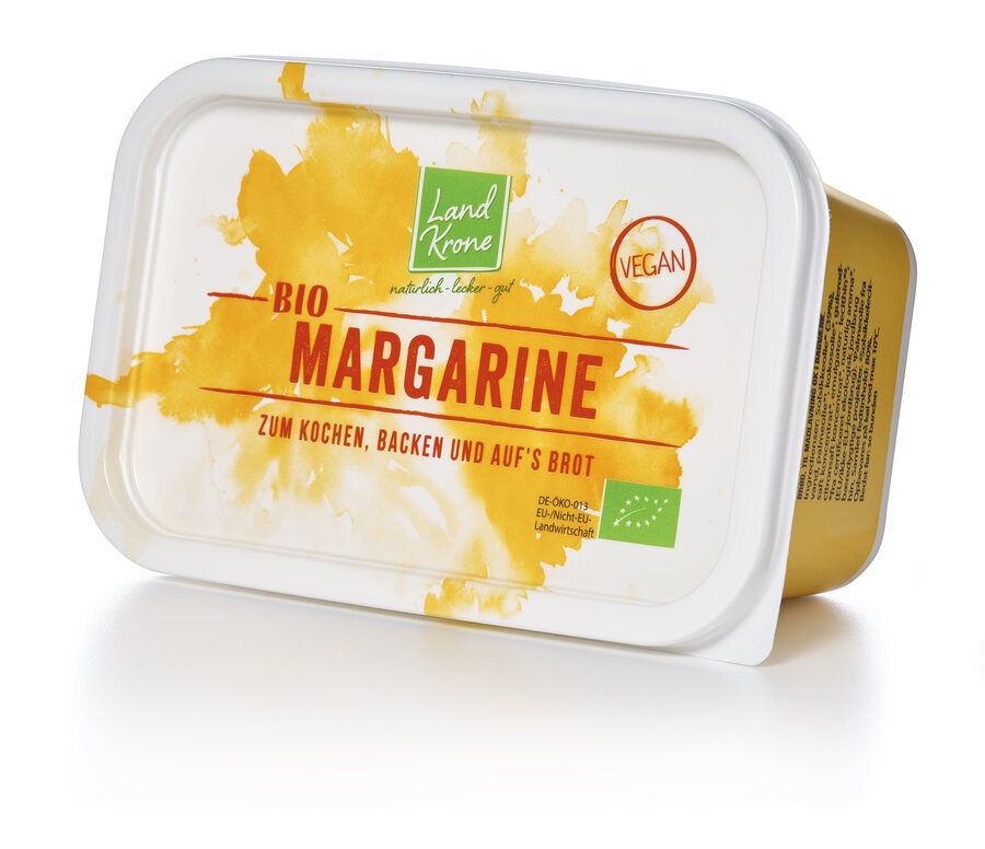 Genieße die Landkrone Bio Margarine, verpackt im großzügigen 500g Familienbecher, die sich hervorragend zum Backen, Kochen und als köstlicher Brotaufstrich eignet. Diese Margarine kombiniert cremigen Genuss mit Bio-Qualität und bietet eine vielseitige Basis für kulinarische Kreationen. Ideal für alle, die in ihrer Küche Wert auf natürliche Inhaltsstoffe und geschmackliche Vielfalt legen.
